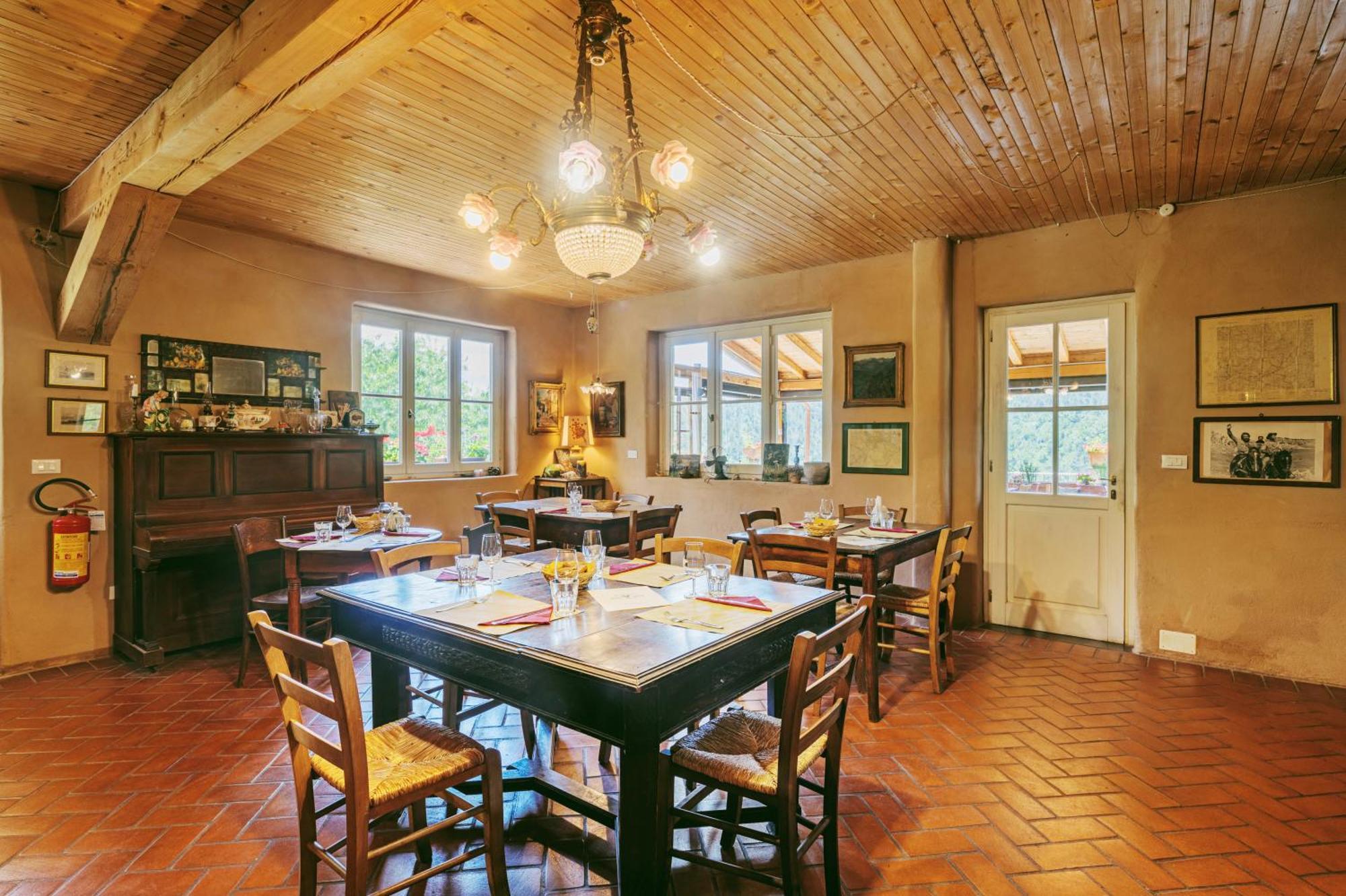 Agriturismo Di Charme E Ristorante Stallato Il Filo Di Paglia Carro Luaran gambar